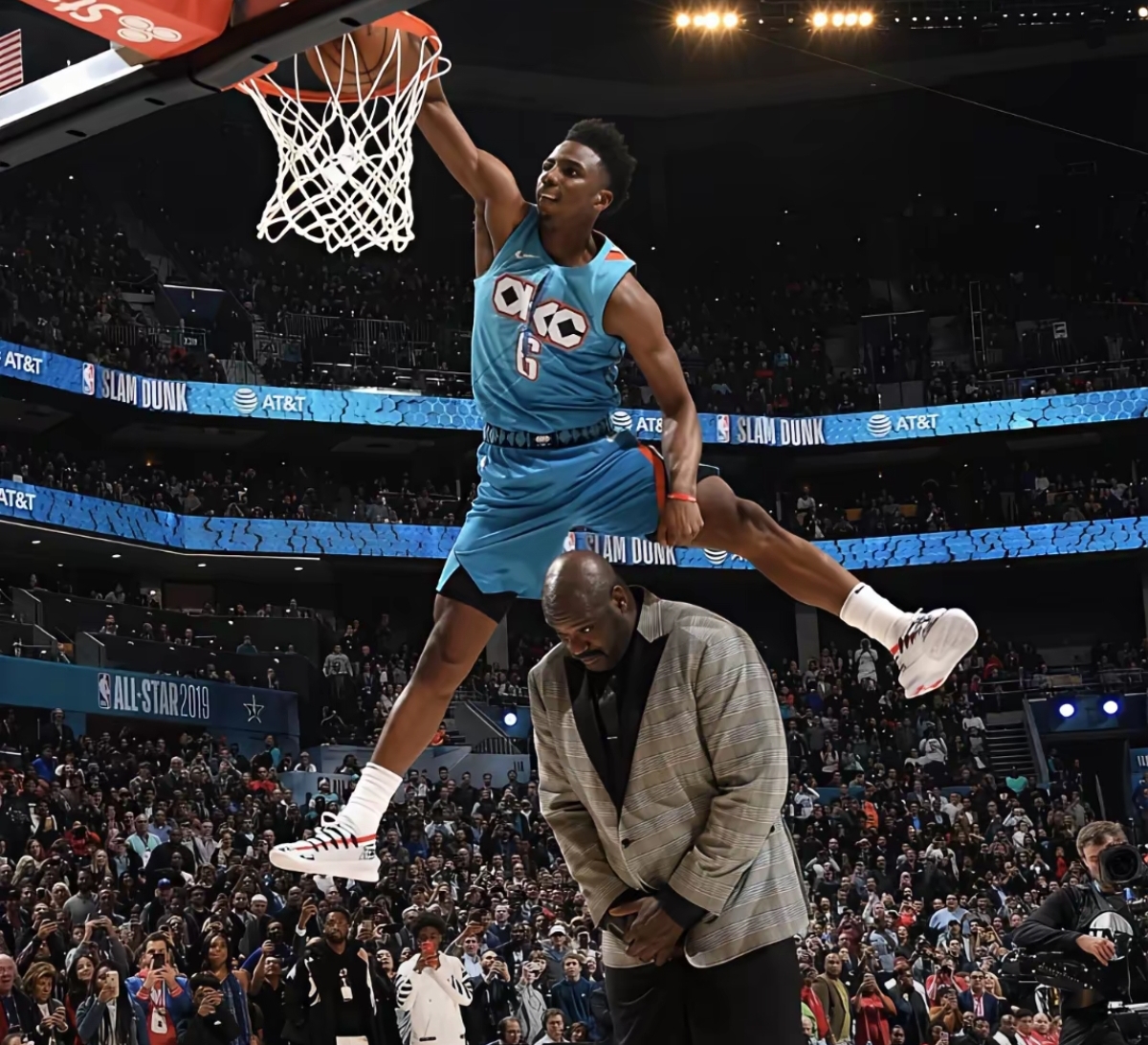 比赛中球员因大力扣篮赢得掌声