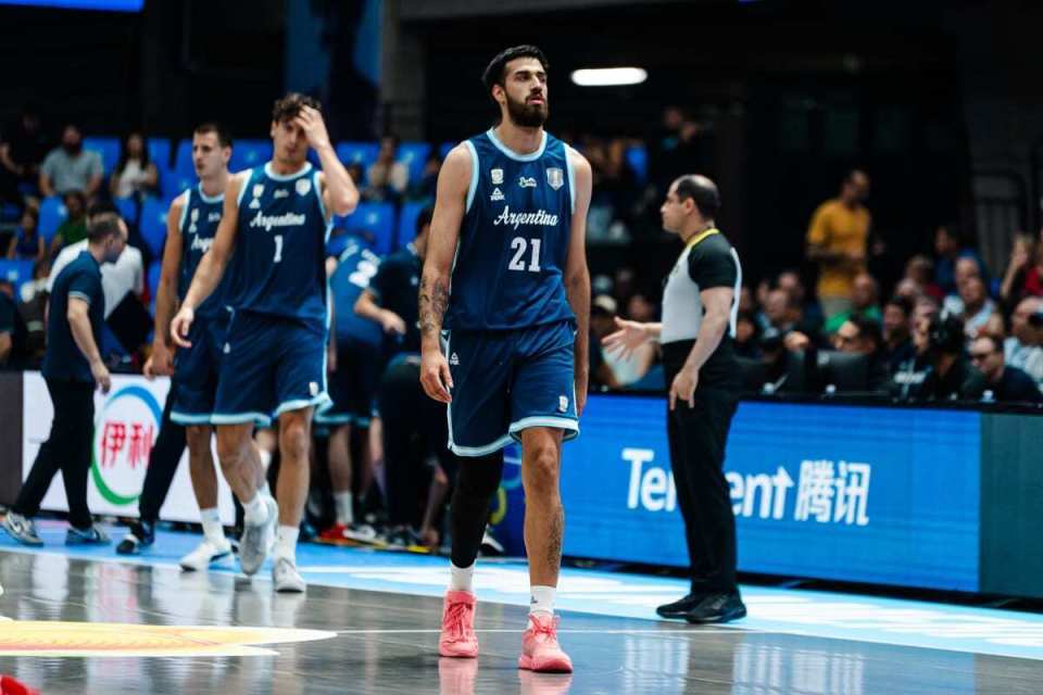 包含德国男篮轻取阿根廷男篮，哈登惊艳世界的词条