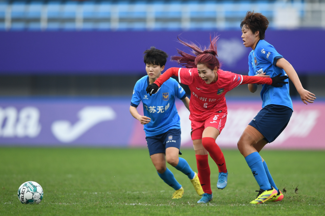 中国女足在国际足球锦标赛中斩获胜利