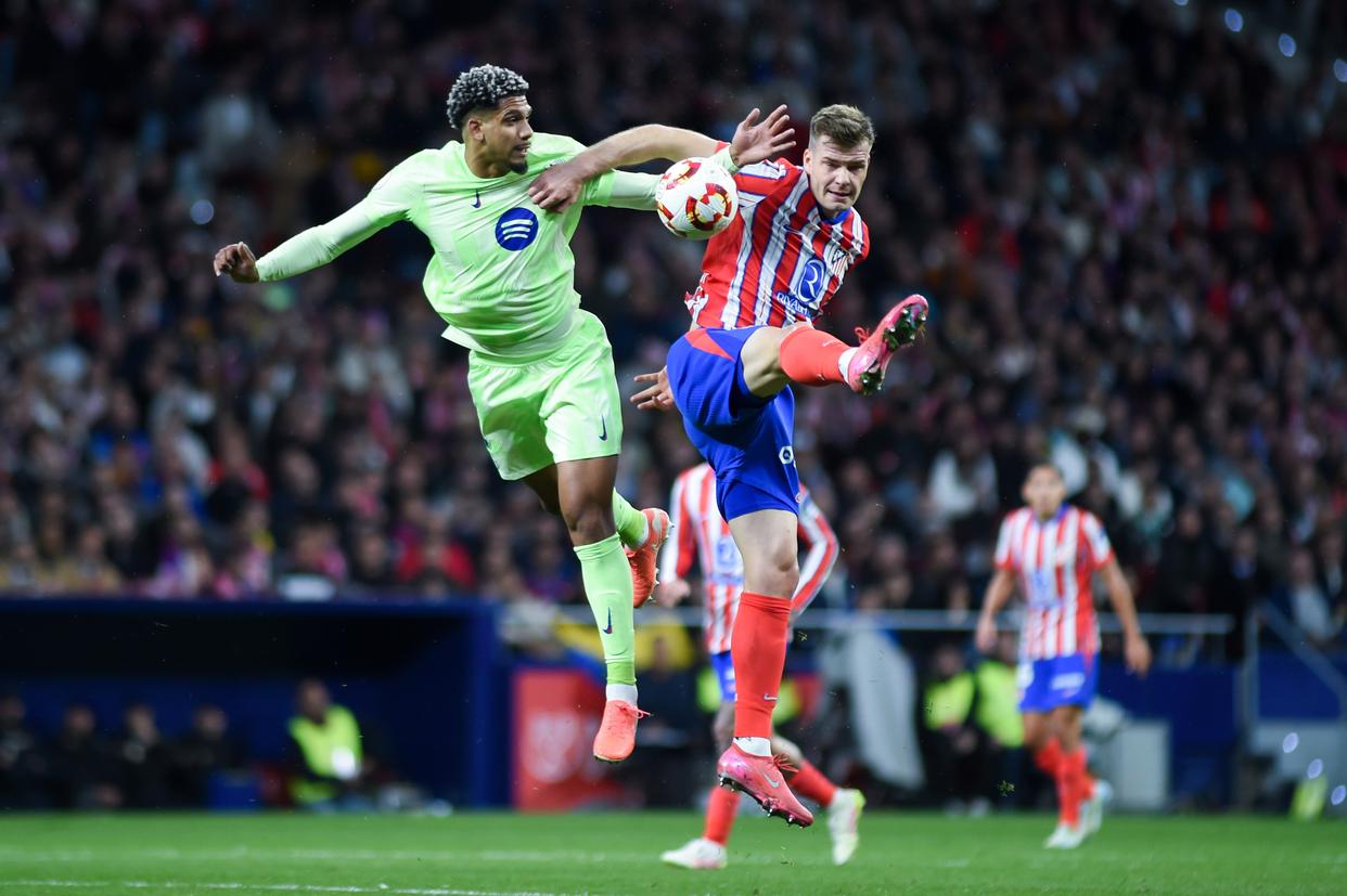 包含西班牙足坛赛程备战，球队踢球不手软的词条