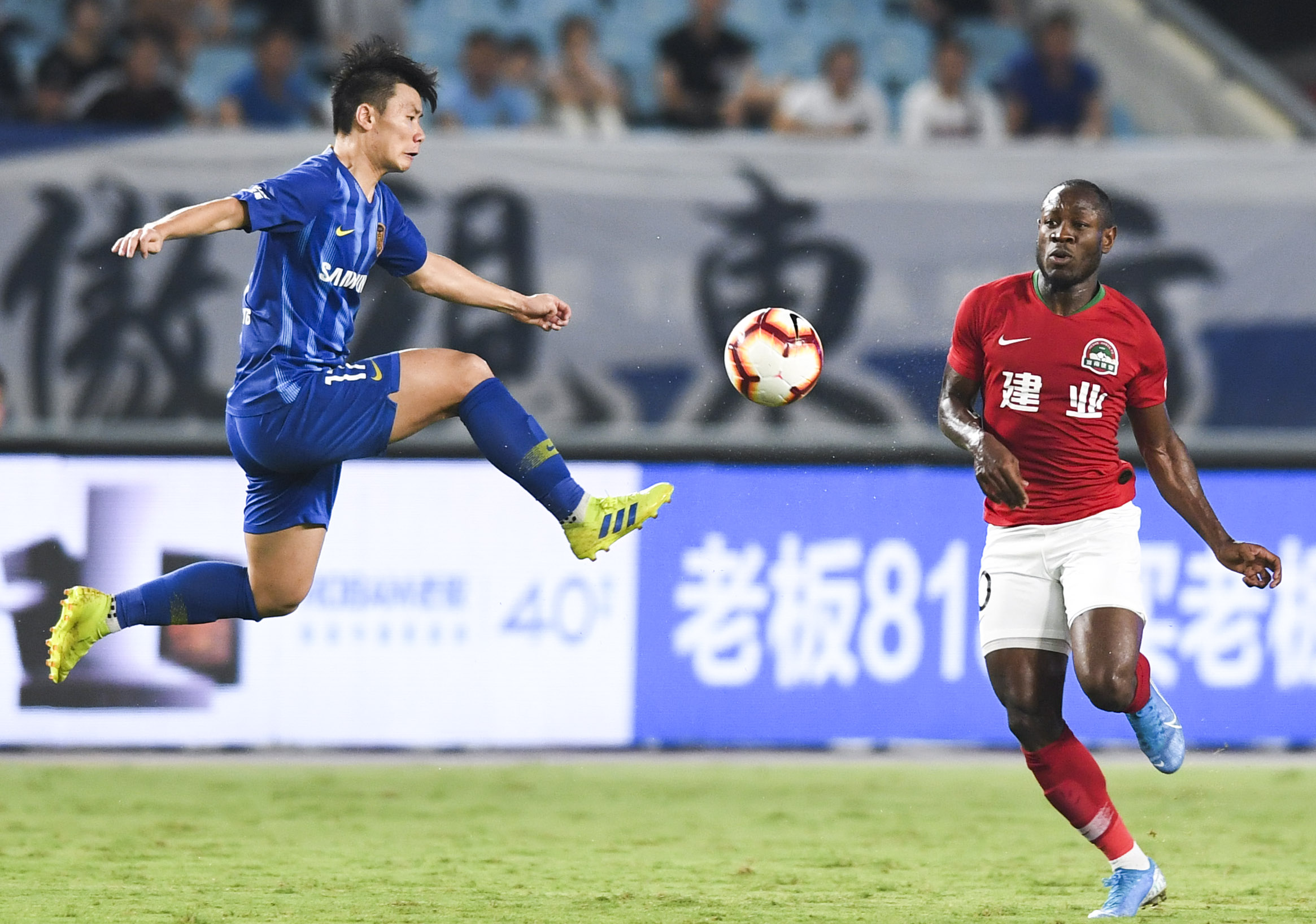 包含江苏苏宁客场战平河南建业，难分胜负的词条